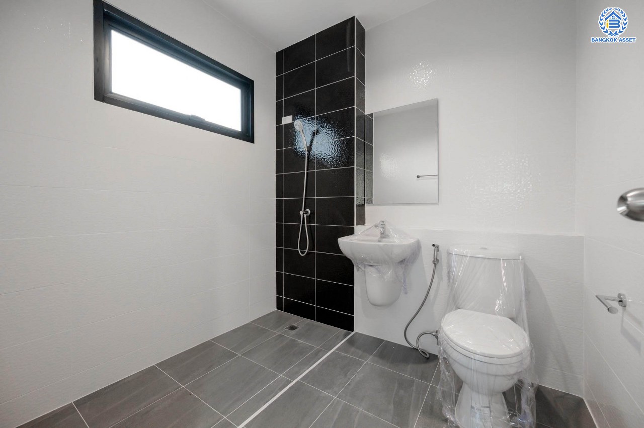 บ้านมือสองตกแต่งใหม่ คุณภาพแบรนด์ LH โครงการ ชลลดา บางบัวทอง เนื้อที่ 72 ตร.ว. ตกแต่งหรูหรา ฟังก์ชันจัดเต็ม 3 ห้องนอน 2 ห้องน้ำ 1 ห้องอเนกประสงค์ จอดรถได้ 1 คัน พร้อม Facilities ครบ! บนทำเลคุณภาพ เชื่อมต่อได้หลายเส้นทาง ใกล้เซ็นทรัลเวสต์เกต และรถไฟฟ้า "สถานีบางพลู"